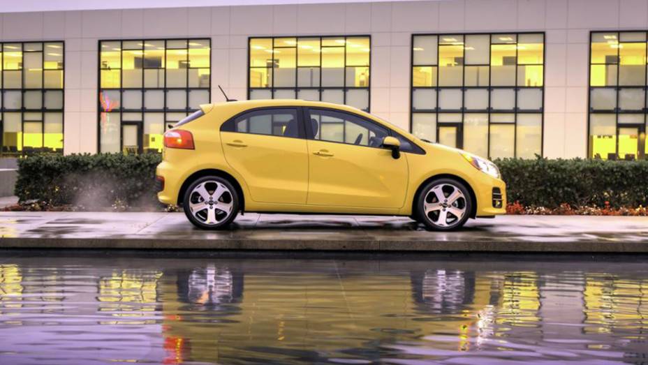 O modelo agora segue o mesmo padr&atilde;o implantado pela Kia em sua vers&atilde;o europeia | <a href="https://preprod.quatrorodas.abril.com.br/noticias/fabricantes/kia-rio-rejuvenescido-mostrado-chicago-836142.shtml" rel="migration">Leia mais</a>