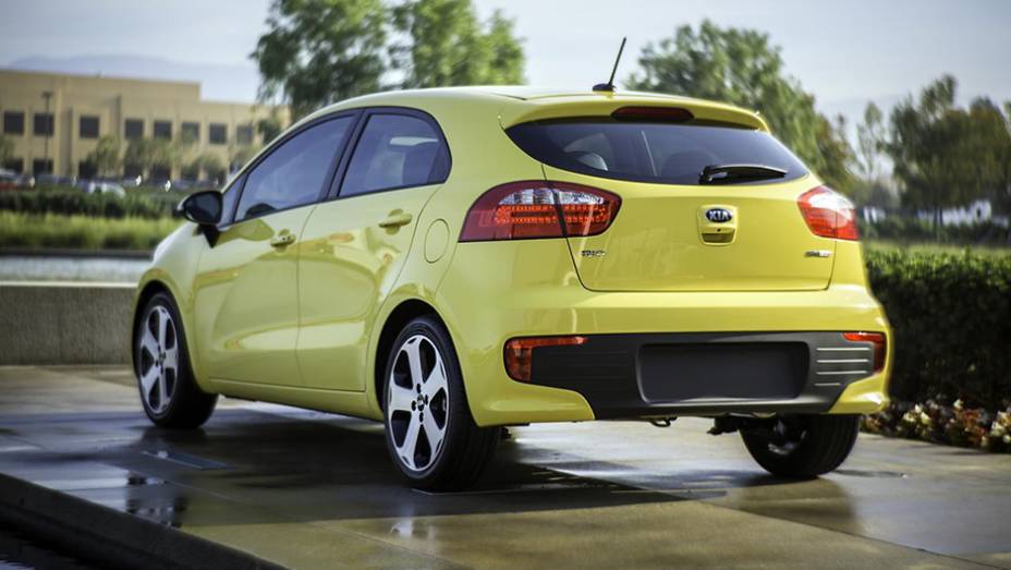 Uma das novidades &eacute; a adi&ccedil;&atilde;o de duas cores de carroceria, azul e amarelo (foto) | <a href="https://preprod.quatrorodas.abril.com.br/noticias/fabricantes/kia-rio-rejuvenescido-mostrado-chicago-836142.shtml" rel="migration">Leia mais</a>