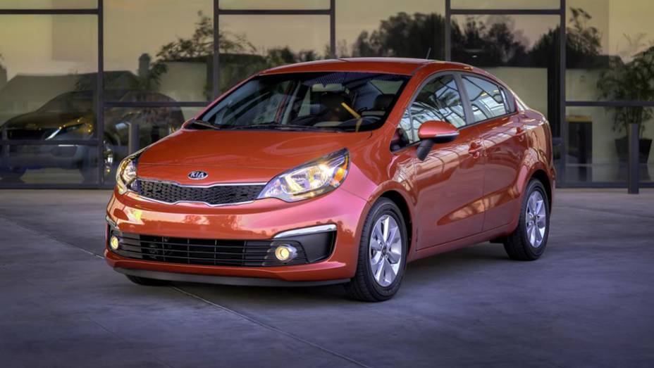 Tamb&eacute;m podem ser vistas grade frontal com contorno cromado e nova moldura para as luzes de neblina | <a href="https://preprod.quatrorodas.abril.com.br/noticias/fabricantes/kia-rio-rejuvenescido-mostrado-chicago-836142.shtml" rel="migration">Leia mais</a>