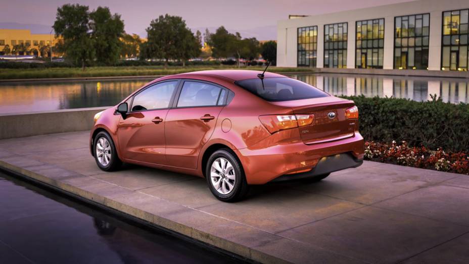 Tanto o sed&atilde; quanto o hatch est&atilde;o dispon&iacute;veis apenas com bloco 1.6 a gasolina | <a href="https://preprod.quatrorodas.abril.com.br/noticias/fabricantes/kia-rio-rejuvenescido-mostrado-chicago-836142.shtml" rel="migration">Leia mais</a>