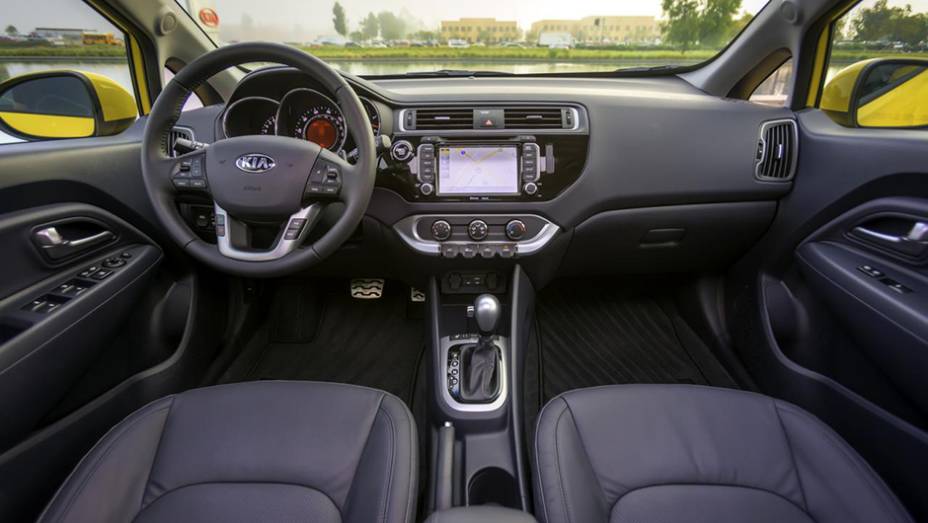 Na cabine, destaque para o acabamento Black Piano no sistema de &aacute;udio | <a href="https://preprod.quatrorodas.abril.com.br/noticias/fabricantes/kia-rio-rejuvenescido-mostrado-chicago-836142.shtml" rel="migration">Leia mais</a>