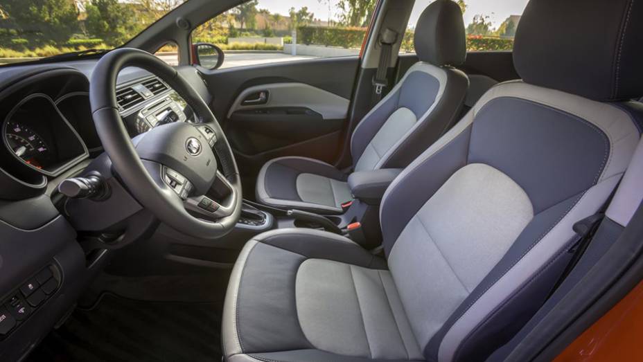 C&acirc;mbio manual &eacute; o padr&atilde;o para o sed&atilde;, e autom&aacute;tico, para o hatch | <a href="https://preprod.quatrorodas.abril.com.br/noticias/fabricantes/kia-rio-rejuvenescido-mostrado-chicago-836142.shtml" rel="migration">Leia mais</a>
