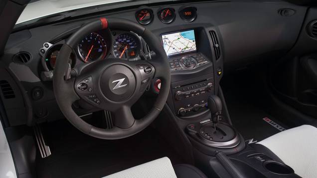 Por dentro, está presente um sistema de áudio da Bose | <a href="https://preprod.quatrorodas.abril.com.br/noticias/fabricantes/nissan-cria-versao-nismo-concept-370z-roadster-836560.shtml" rel="migration">Leia mais</a> Por dentro, está presente um sistema de áudio da Bose | <a href="https://preprod.quatrorodas.abril.com.br/noticias/fabricantes/nissan-cria-versao-nismo-concept-370z-roadster-836560.shtml" rel="migration">Leia mais</a>