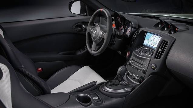 Os bancos do modelo são feitos pela Recaro | <a href="https://preprod.quatrorodas.abril.com.br/noticias/fabricantes/nissan-cria-versao-nismo-concept-370z-roadster-836560.shtml" rel="migration">Leia mais</a> Os bancos do modelo são feitos pela Recaro | <a href="https://preprod.quatrorodas.abril.com.br/noticias/fabricantes/nissan-cria-versao-nismo-concept-370z-roadster-836560.shtml" rel="migration">Leia mais</a>