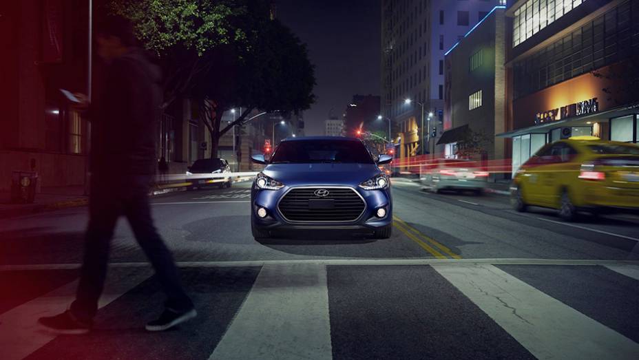 A grade frontal do modelo exibe linhas similares àquelas vistas em outros carros da marca depois da atualização visual | <a href="https://preprod.quatrorodas.abril.com.br/noticias/fabricantes/hyundai-veloster-ganha-edicao-rally-836420.shtml" rel="migration">Leia mais</a>