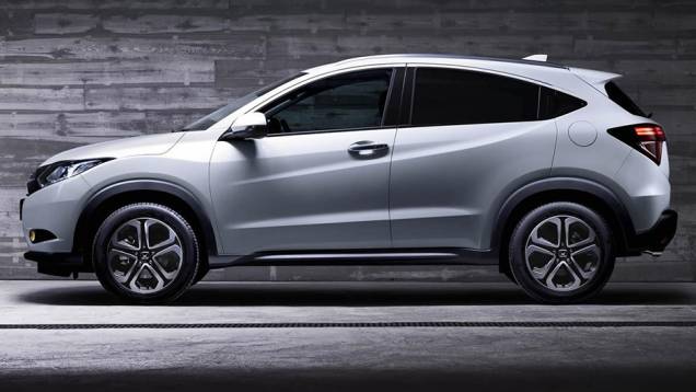 Ambas contam com câmbio manual de seis marchas, mas, no caso do modelo com bloco a gasolina, há opção de transmissão CVT | <a href="https://preprod.quatrorodas.abril.com.br/noticias/saloes/genebra-2015/honda-apresenta-versao-europeia-hr-v-837303.shtml" rel="migration">Leia mais</a> Ambas contam com câmbio manual de seis marchas, mas, no caso do modelo com bloco a gasolina, há opção de transmissão CVT | <a href="https://preprod.quatrorodas.abril.com.br/noticias/saloes/genebra-2015/honda-apresenta-versao-europeia-hr-v-837303.shtml" rel="migration">Leia mais</a>