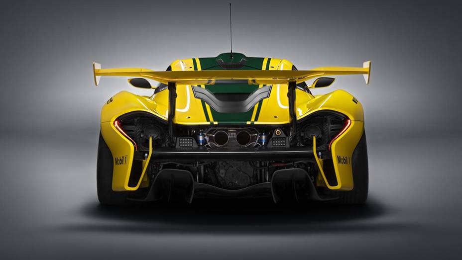 Outras novidades introduzidas pela McLaren no modelo s&atilde;o rodas de competi&ccedil;&atilde;o de 19 polegadas, revestidas com pneus slick da Pirelli, aerof&oacute;lio traseiro de grandes dimens&otilde;es e reposicionado | <a href="https://preprod.quatrorodas.abril.com.br/noticias/saloes/genebra-" rel="migration"></a>
