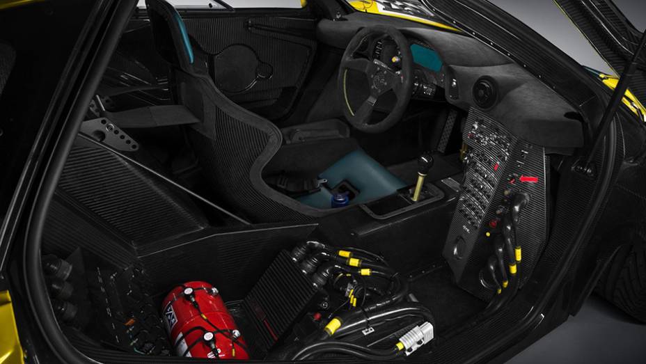 Por dentro, o tratamento concedido ao P1 GTR tamb&eacute;m prioriza o desempenho | <a href="https://preprod.quatrorodas.abril.com.br/noticias/saloes/genebra-2015/mclaren-p1-gtr-revelado-837420.shtml" rel="migration">Leia mais</a>