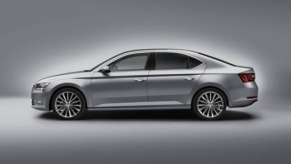 A montadora tamb&eacute;m destaca a inclus&atilde;o de 29 itens para facilitar a rotina do motorista, seguindo o padr&atilde;o "Simply Clever" | <a href="https://preprod.quatrorodas.abril.com.br/noticias/saloes/genebra-2015/skoda-oficializa-superb-2015-837603.shtml" rel="migration">Leia mais</a>