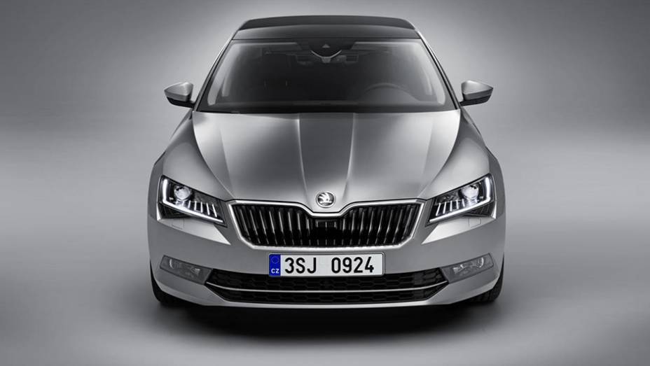 Entre os itens opcionais, destaque para os far&oacute;is bi-xen&ocirc;nio com luzes diurnas de LED integradas | <a href="https://preprod.quatrorodas.abril.com.br/noticias/saloes/genebra-2015/skoda-oficializa-superb-2015-837603.shtml" rel="migration">Leia mais</a>