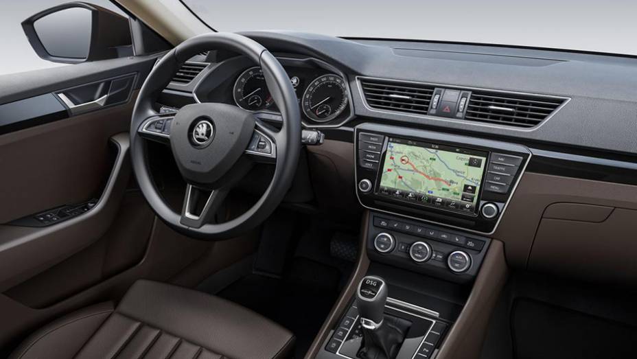 Quatro opções de sistema multimídia serão oferecidas, uma delas compatível com Apple CarPlay e Android Auto | <a href="https://preprod.quatrorodas.abril.com.br/noticias/saloes/genebra-2015/skoda-oficializa-superb-2015-837603.shtml" rel="migration">Leia mais</a>