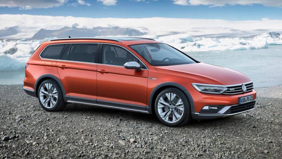 O modelo é 2,75 centímetros mais alto em relação ao solo do que a versão convencional | <a href="https://preprod.quatrorodas.abril.com.br/noticias/saloes/genebra-2015/volkswagen-exibe-passat-alltrack-837900.shtml" rel="migration">Leia mais</a>