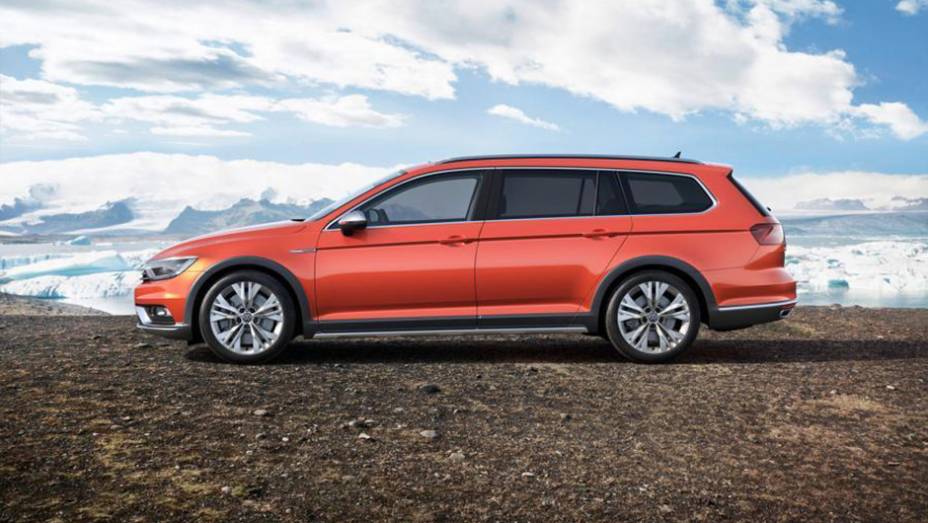 Visualmente, o Passat Alltrack ganha o tratamento comum a diversos veículos com proposta off-road similar, incluindo a inserção de plástico rígido nas soleiras e nos para-lamas | <a href="https://preprod.quatrorodas.abril.com.br/noticias/saloes/genebra-2015/volkswa" rel="migration"></a>