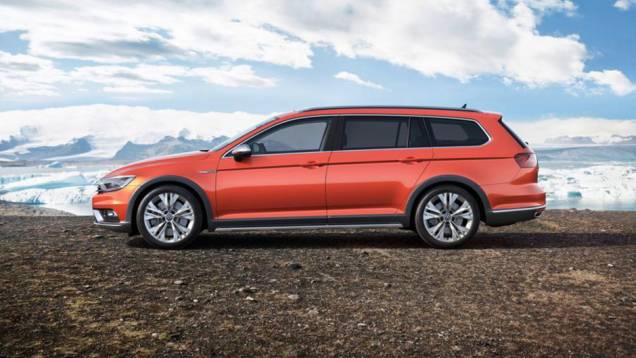 Visualmente, o Passat Alltrack ganha o tratamento comum a diversos veículos com proposta off-road similar, incluindo a inserção de plástico rígido nas soleiras e nos para-lamas | <a href="https://preprod.quatrorodas.abril.com.br/noticias/saloes/genebra-2015/volkswa" rel="migration"></a> Visualmente, o Passat Alltrack ganha o tratamento comum a diversos veículos com proposta off-road similar, incluindo a inserção de plástico rígido nas soleiras e nos para-lamas | <a href="https://preprod.quatrorodas.abril.com.br/noticias/saloes/genebra-2015/volkswa" rel="migration"></a>