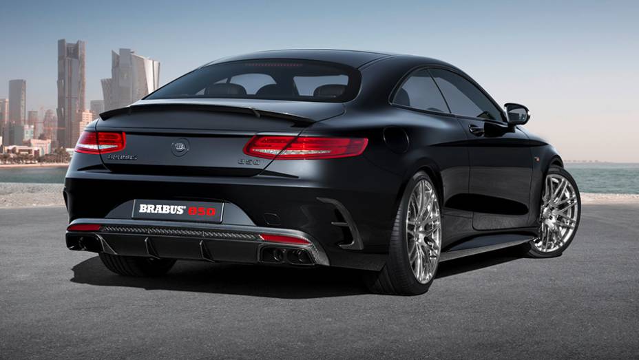 Com todas as alterações, a potência salta a 838 cv, e o torque, a 147,9 mkgf | <a href="https://preprod.quatrorodas.abril.com.br/noticias/saloes/genebra-2015/brabus-850-biturbo-coupe-revelado-839522.shtml" rel="migration">Leia mais</a>