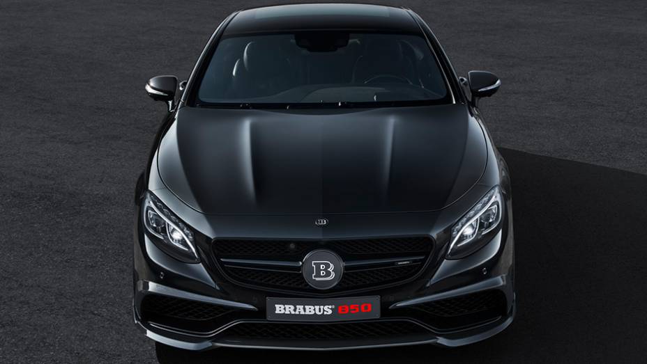 Em termos de performance, o Brabus 850 vai de 0 a 100 km/h em 3,5 segundos, batendo a velocidade máxima de 350 km/h | <a href="https://preprod.quatrorodas.abril.com.br/noticias/saloes/genebra-2015/brabus-850-biturbo-coupe-revelado-839522.shtml" rel="migration">Leia mais</a>