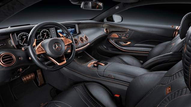 Por dentro, o revestimento dos bancos vem em couro Mastik | <a href="https://preprod.quatrorodas.abril.com.br/noticias/saloes/genebra-2015/brabus-850-biturbo-coupe-revelado-839522.shtml" rel="migration">Leia mais</a> Por dentro, o revestimento dos bancos vem em couro Mastik | <a href="https://preprod.quatrorodas.abril.com.br/noticias/saloes/genebra-2015/brabus-850-biturbo-coupe-revelado-839522.shtml" rel="migration">Leia mais</a>