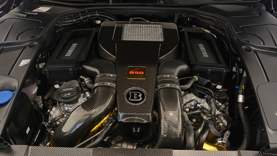 Mas as grandes modificações estão mesmo no motor, que teve sua capacidade ampliada e recebeu turbos com compressor maior | <a href="https://preprod.quatrorodas.abril.com.br/noticias/saloes/genebra-2015/brabus-850-biturbo-coupe-revelado-839522.shtml" rel="migration">Leia mais</a>