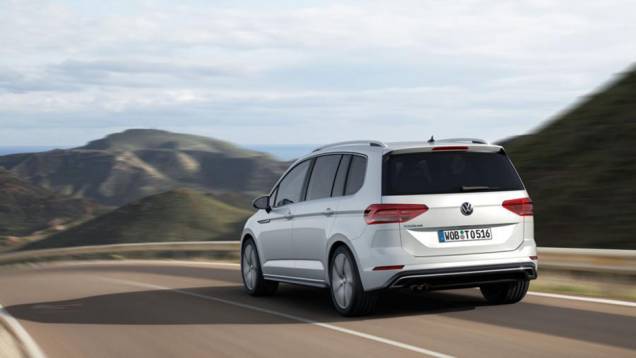 O porta-malas do novo Touran agora comporta 1.040 litros | <a href="https://preprod.quatrorodas.abril.com.br/noticias/saloes/genebra-2015/volkswagen-revela-nova-geracao-touran-840323.shtml" target="_blank" rel="migration">Leia mais</a> O porta-malas do novo Touran agora comporta 1.040 litros | <a href="https://preprod.quatrorodas.abril.com.br/noticias/saloes/genebra-2015/volkswagen-revela-nova-geracao-touran-840323.shtml" target="_blank" rel="migration">Leia mais</a>