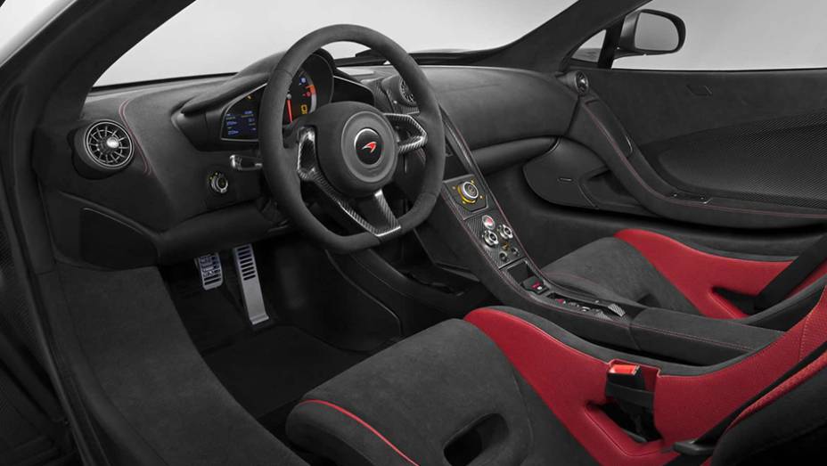 O interior tamb&eacute;m tem bancos em fibra de carbono | <a href="https://preprod.quatrorodas.abril.com.br/noticias/saloes/genebra-2015/mclaren-apresenta-675lt-840821.shtml" rel="migration">Leia mais</a>
