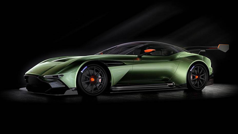 O Vulcan é o novo carro de competição da Aston Martin | <a href="https://preprod.quatrorodas.abril.com.br/noticias/saloes/genebra-2015/aston-martin-vulcan-revelado-840800.shtml" rel="migration">Leia mais</a>