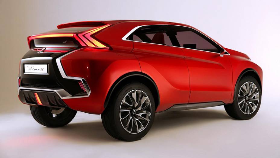 Discretas modificações visuais foram feitas no conceitual | <a href="https://preprod.quatrorodas.abril.com.br/noticias/saloes/genebra-2015/mitsubishi-mostra-concept-xr-phev-ii-840883.shtml" rel="migration">Leia mais</a>