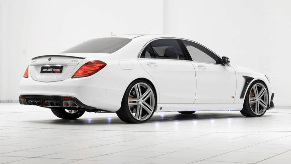 Como o nome sugere, o motor V12 entrega 900 cavalos de pot&ecirc;ncia | <a href="https://preprod.quatrorodas.abril.com.br/noticias/saloes/genebra-2015/brabus-exibe-classe-s-rocket-900-841942.shtml" rel="migration">Leia mais</a>