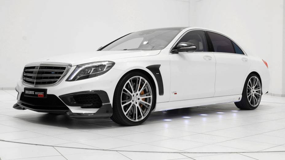 Na pr&aacute;tica, as modifica&ccedil;&otilde;es fazem com que a velocidade m&aacute;xima chegue a 350 km/h | <a href="https://preprod.quatrorodas.abril.com.br/noticias/saloes/genebra-2015/brabus-exibe-classe-s-rocket-900-841942.shtml" rel="migration">Leia mais</a>