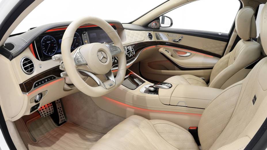 Por dentro, o volante esportivo multifuncional &eacute; quase um contraste... | <a href="https://preprod.quatrorodas.abril.com.br/noticias/saloes/genebra-2015/brabus-exibe-classe-s-rocket-900-841942.shtml" rel="migration">Leia mais</a>