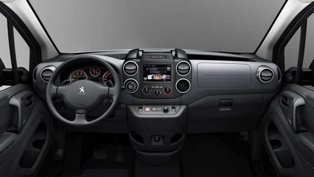 Por dentro, a maior novidade do utilitário é a presença de um sistema multimídia com tela sensível ao toque de sete polegadas, integrando rádio e computador de bordo | <a href="https://preprod.quatrorodas.abril.com.br/noticias/saloes/genebra-2015/peugeot-renova-par" rel="migration"></a> Por dentro, a maior novidade do utilitário é a presença de um sistema multimídia com tela sensível ao toque de sete polegadas, integrando rádio e computador de bordo | <a href="https://preprod.quatrorodas.abril.com.br/noticias/saloes/genebra-2015/peugeot-renova-par" rel="migration"></a>