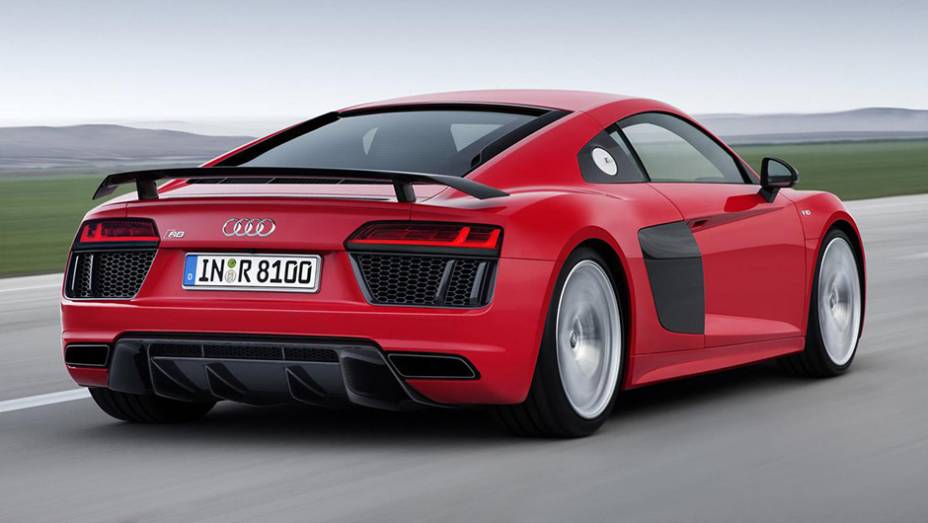 Na vers&atilde;o V10 Plus, h&aacute; um ganho sens&iacute;vel de pot&ecirc;ncia, totalizando 610 cv | <a href="https://preprod.quatrorodas.abril.com.br/noticias/saloes/genebra-2015/audi-revela-oficialmente-nova-geracao-esportivo-r8-841481.shtml" rel="migration">Leia mais</a>