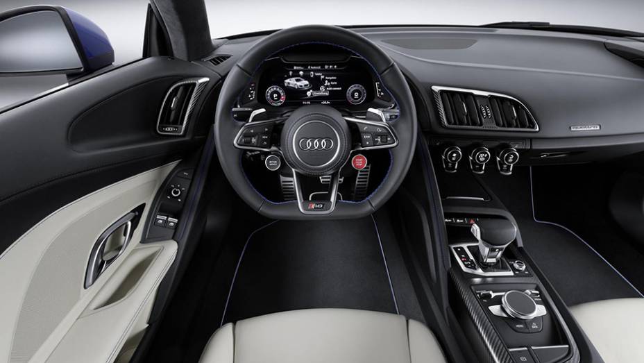 Todo o interior foi remodelado com instrumentos digitais, controles no volante e o sistema de informa&ccedil;&atilde;o e entretenimento no painel com tela de 12.3 polegadas | <a href="https://preprod.quatrorodas.abril.com.br/noticias/saloes/genebra-2015/audi-revela-oficialmente-" rel="migration"></a>