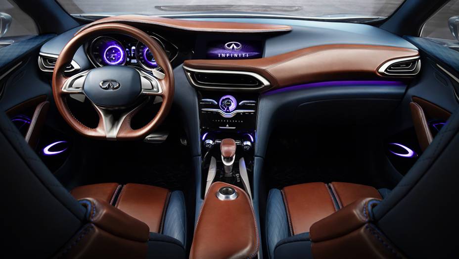 Por dentro, o modelo tem revestimento em couro de dois tons (marrom escuro e azul) | <a href="https://preprod.quatrorodas.abril.com.br/noticias/saloes/genebra-2015/infiniti-mostra-qx30-concept-837863.shtml" rel="migration">Leia mais</a>