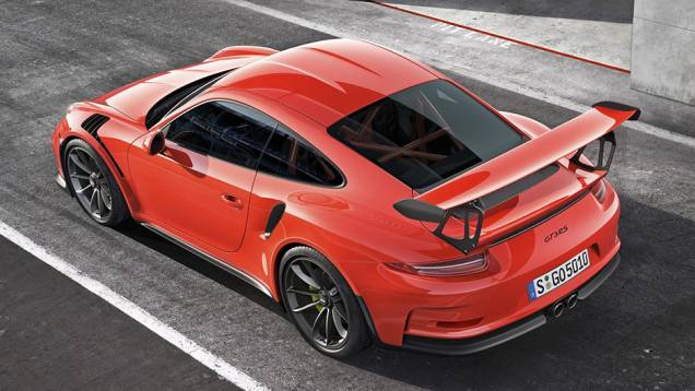 Ele também tem novidades pensadas para o ganho aerodinâmico, incluindo um pequeno spoiler traseiro integrado à carroceria | <a href="https://preprod.quatrorodas.abril.com.br/noticias/saloes/genebra-2015/peso-leve-porsche-911-gt3-rs-revelado-842881.shtml" rel="migration"></a> Ele também tem novidades pensadas para o ganho aerodinâmico, incluindo um pequeno spoiler traseiro integrado à carroceria | <a href="https://preprod.quatrorodas.abril.com.br/noticias/saloes/genebra-2015/peso-leve-porsche-911-gt3-rs-revelado-842881.shtml" rel="migration"></a>