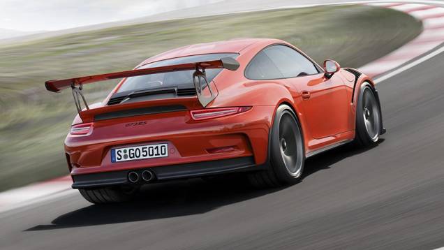 O dispositivo auxilia o grande aerofólio a gerar downforce em altas velocidades | <a href="https://preprod.quatrorodas.abril.com.br/noticias/saloes/genebra-2015/peso-leve-porsche-911-gt3-rs-revelado-842881.shtml" rel="migration">Leia mais</a> O dispositivo auxilia o grande aerofólio a gerar downforce em altas velocidades | <a href="https://preprod.quatrorodas.abril.com.br/noticias/saloes/genebra-2015/peso-leve-porsche-911-gt3-rs-revelado-842881.shtml" rel="migration">Leia mais</a>