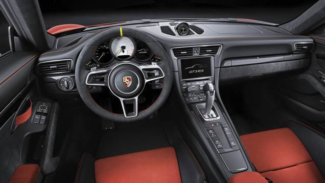 Por dentro, o volante é revestido em couro e também há inserções em fibra de carbono | <a href="https://preprod.quatrorodas.abril.com.br/noticias/saloes/genebra-2015/peso-leve-porsche-911-gt3-rs-revelado-842881.shtml" rel="migration">Leia mais</a> Por dentro, o volante é revestido em couro e também há inserções em fibra de carbono | <a href="https://preprod.quatrorodas.abril.com.br/noticias/saloes/genebra-2015/peso-leve-porsche-911-gt3-rs-revelado-842881.shtml" rel="migration">Leia mais</a>