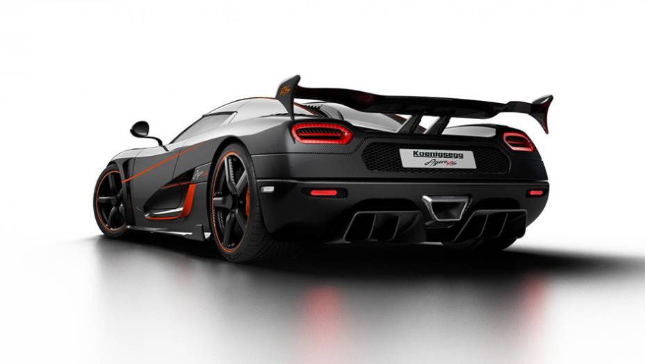 O motor que empurra o supercarro é o já conhecido 5.0 V8, reconfigurado para 1.160 cv | <a href="https://preprod.quatrorodas.abril.com.br/noticias/saloes/genebra-2015/koenigsegg-agera-rs-surge-1-160-cv-842887.shtml" rel="migration">Leia mais</a>