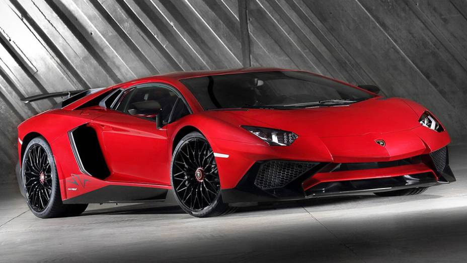 A Lambo SuperVeloce se beneficia do aumento de potência do motor e da redução do peso total | <a href="https://preprod.quatrorodas.abril.com.br/noticias/saloes/genebra-2015/lamborghini-apresenta-aventador-superveloce-842600.shtml" rel="migration">Leia mais</a>