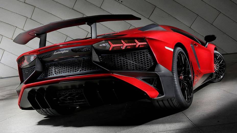 Assim, o Aventador SV acelera de 0 a 100 km/h em 2,8 segundos, atingindo a velocidade máxima de 349 km/h | <a href="https://preprod.quatrorodas.abril.com.br/noticias/saloes/genebra-2015/lamborghini-apresenta-aventador-superveloce-842600.shtml" rel="migration">Leia mais</a>