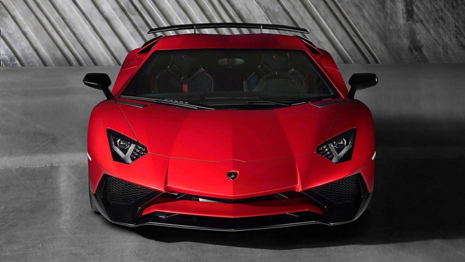 Já a redução de peso é de quase 50 kg (no total, são 1.525 kg) | <a href="https://preprod.quatrorodas.abril.com.br/noticias/saloes/genebra-2015/lamborghini-apresenta-aventador-superveloce-842600.shtml" rel="migration">Leia mais</a>