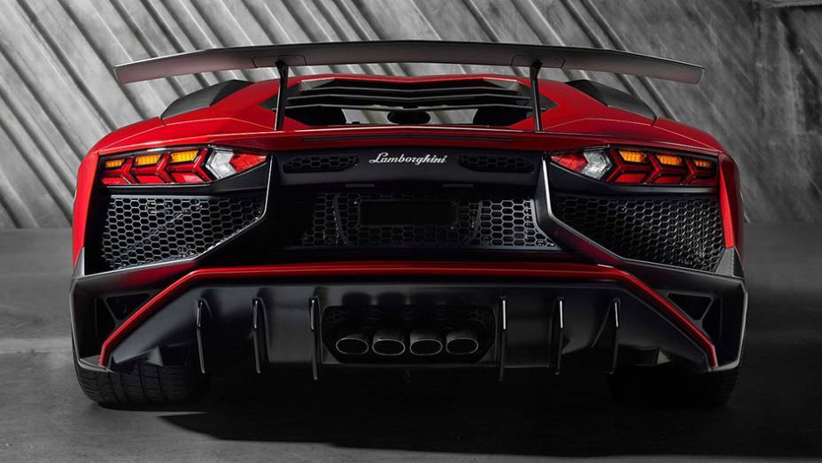 O preço do Aventador SV foi definido em 327 mil euros (sem contar os impostos) | <a href="https://preprod.quatrorodas.abril.com.br/noticias/saloes/genebra-2015/lamborghini-apresenta-aventador-superveloce-842600.shtml" rel="migration">Leia mais</a>