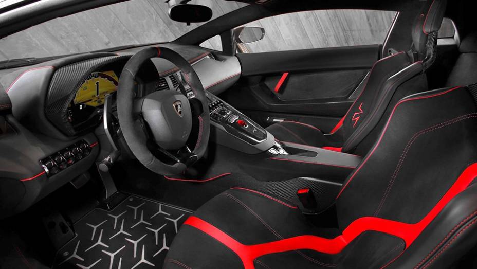 As primeiras unidades serão entregues pela Lamborghini na Europa durante o segundo trimestre deste ano | <a href="https://preprod.quatrorodas.abril.com.br/noticias/saloes/genebra-2015/lamborghini-apresenta-aventador-superveloce-842600.shtml" rel="migration">Leia mais</a>