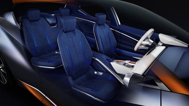 O acabamento é na cor branca, com revestimento de bancos e laterais das portas em azul | <a href="https://preprod.quatrorodas.abril.com.br/noticias/saloes/genebra-2015/nissan-radicaliza-sway-concept-842860.shtml" rel="migration">Leia mais</a> O acabamento é na cor branca, com revestimento de bancos e laterais das portas em azul | <a href="https://preprod.quatrorodas.abril.com.br/noticias/saloes/genebra-2015/nissan-radicaliza-sway-concept-842860.shtml" rel="migration">Leia mais</a>