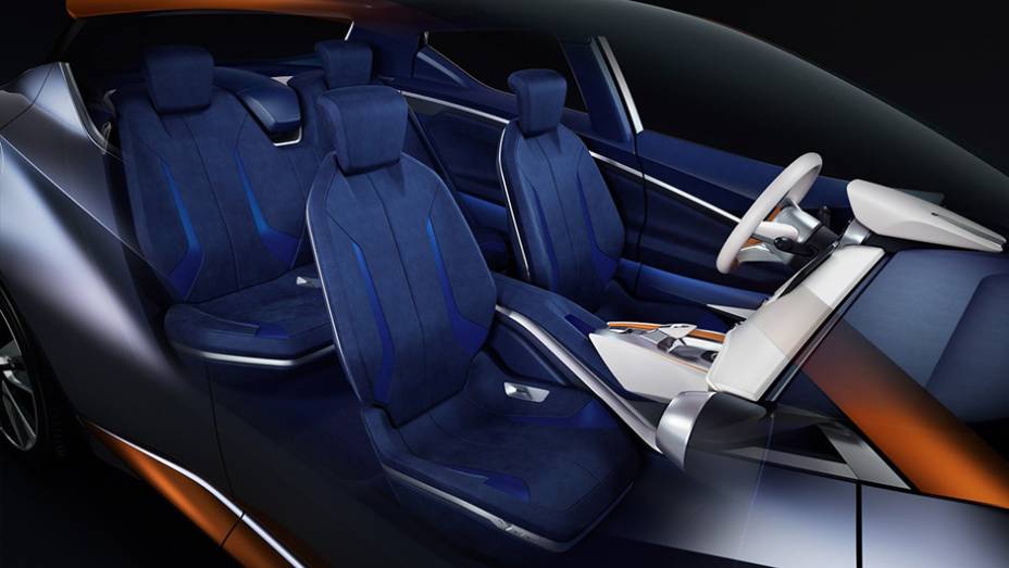 O acabamento &eacute; na cor branca, com revestimento de bancos e laterais das portas em azul | <a href="https://preprod.quatrorodas.abril.com.br/noticias/saloes/genebra-2015/nissan-radicaliza-sway-concept-842860.shtml" rel="migration">Leia mais</a>