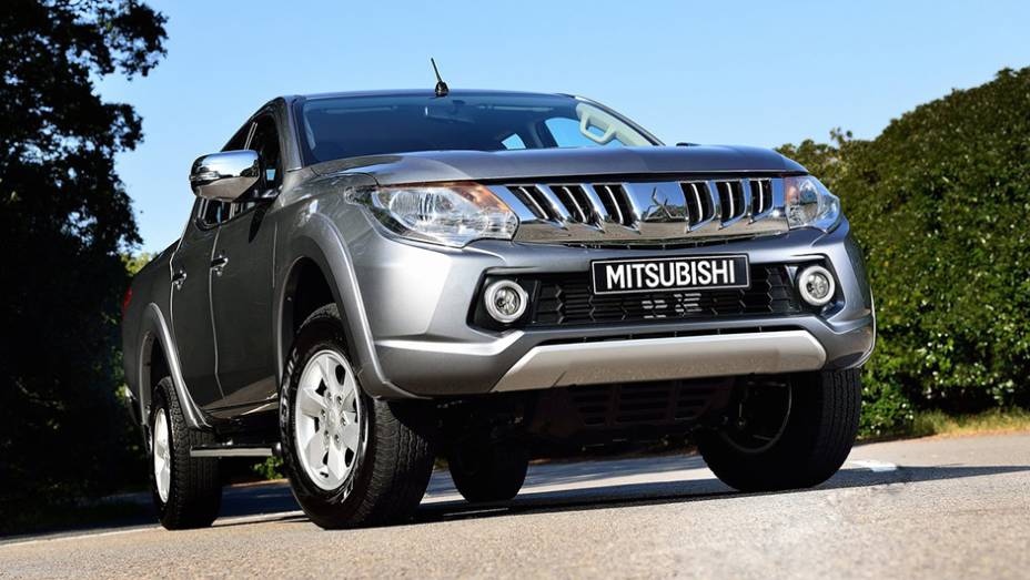 A nova geração do Mitsubishi L200 chegará às concessionárias europeias no segundo trimestre de 2015 | <a href="https://preprod.quatrorodas.abril.com.br/noticias/saloes/genebra-2015/mitsubishi-mostra-nova-geracao-l200-843322.shtml" rel="migration">Leia mais</a>