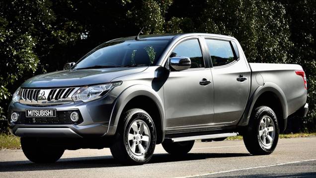 Na frente, a grade é totalmente nova, com detalhes cromados, assim como são novos os faróis | <a href="https://preprod.quatrorodas.abril.com.br/noticias/saloes/genebra-2015/mitsubishi-mostra-nova-geracao-l200-843322.shtml" rel="migration">Leia mais</a> Na frente, a grade é totalmente nova, com detalhes cromados, assim como são novos os faróis | <a href="https://preprod.quatrorodas.abril.com.br/noticias/saloes/genebra-2015/mitsubishi-mostra-nova-geracao-l200-843322.shtml" rel="migration">Leia mais</a>