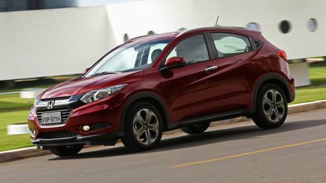 A carroceria remete ao estilo coupé esportivo e conta com LEDs nas lanternas e luzes de freios traseiras | <a href="https://preprod.quatrorodas.abril.com.br/noticias/fabricantes/honda-lanca-hr-v-brasil-846243.shtml" rel="migration">Leia mais</a> A carroceria remete ao estilo coupé esportivo e conta com LEDs nas lanternas e luzes de freios traseiras | <a href="https://preprod.quatrorodas.abril.com.br/noticias/fabricantes/honda-lanca-hr-v-brasil-846243.shtml" rel="migration">Leia mais</a>