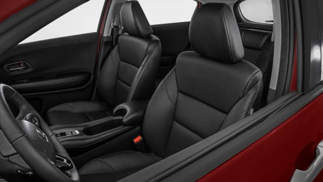A esportividade também está presente na cabine, cujo console elevado e os ajustes de altura da coluna de direção, assim como do banco do motorista | <a href="https://preprod.quatrorodas.abril.com.br/noticias/fabricantes/honda-lanca-hr-v-brasil-846243.shtml" rel="migration">Leia mai</a> A esportividade também está presente na cabine, cujo console elevado e os ajustes de altura da coluna de direção, assim como do banco do motorista | <a href="https://preprod.quatrorodas.abril.com.br/noticias/fabricantes/honda-lanca-hr-v-brasil-846243.shtml" rel="migration">Leia mai</a>