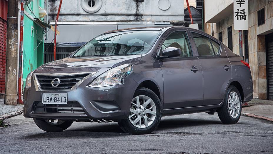 Uma das grandes novidades do Novo Versa é a introdução de duas versões equipadas com o motor 1.0 tricilíndrico, o mesmo que estreou no New March | <a href="https://preprod.quatrorodas.abril.com.br/noticias/fabricantes/nissan-new-versa-chega-lojas-dia-23-848082.shtm" rel="migration"></a>