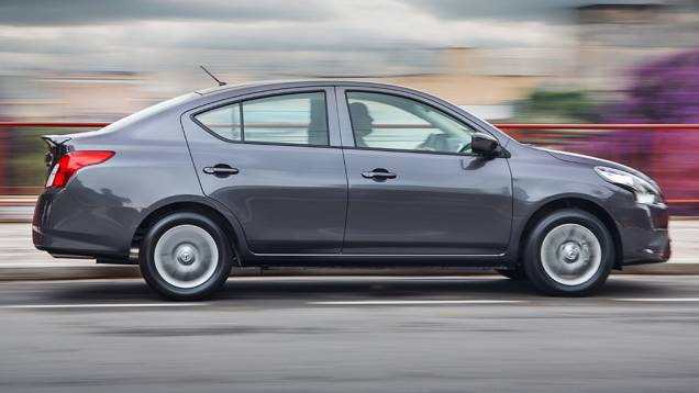 O sedã está aproximadamente 4 centímetros mais longo, mas o espaço-entre eixos segue sendo de 2,60 metros | <a href="https://preprod.quatrorodas.abril.com.br/noticias/fabricantes/nissan-new-versa-chega-lojas-dia-23-848082.shtml" rel="migration">Leia mais</a> O sedã está aproximadamente 4 centímetros mais longo, mas o espaço-entre eixos segue sendo de 2,60 metros | <a href="https://preprod.quatrorodas.abril.com.br/noticias/fabricantes/nissan-new-versa-chega-lojas-dia-23-848082.shtml" rel="migration">Leia mais</a>